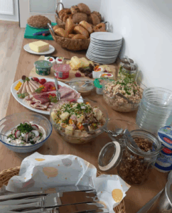 Frühstücksbuffet mit Salaten, Käse, Wurst und Gebäck.