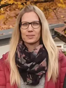 Eine Nahaufnahme von einer blonden Frau mittleren Alters.