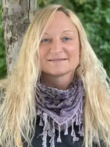 Ein Portrait von einer blonden Frau mittleren Alters.
