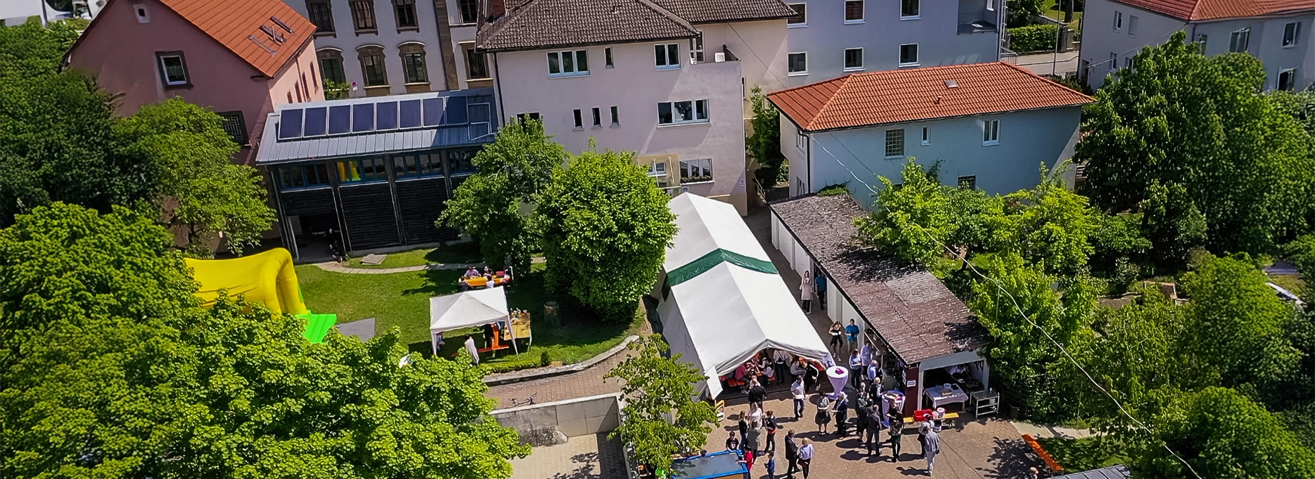 Das Bezzelhaus von oben bei einem Fest.