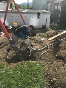 Ein Hausmeister arbeitet im Garten.