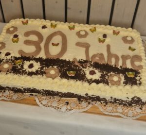 Eine selbstgebackene Torte mit der Aufschrift "30 Jahre" und ein paar essbaren Schmetterlingen.