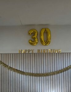 Das Bild zeigt Luftballons als die Zahl "30".