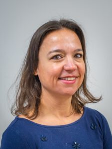 Ein Portrait einer braunhaarigen Frau.