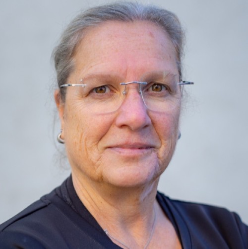 Eine Portrait einer Frau mit einer Brille.