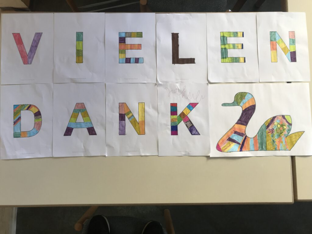 Auf einer Wand wurden einzeln gestaltete Buchstaben mit den Worten Vielen Dank und einem Schwan aufgehängt