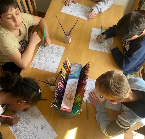 Kinder beim Malen mit der Spende von Stabilo