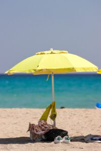 Auf dem Foto ist ein Sonnenschirm am Strand abgebildet.